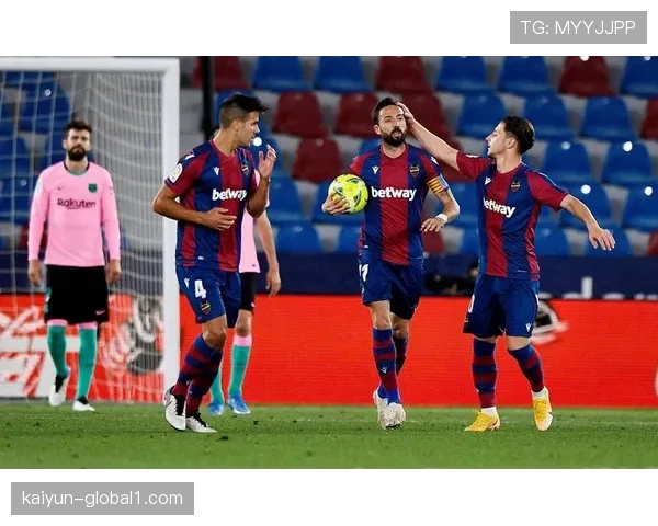 莱万特面对反击回防速度慢,快速逼抢方案缺失成漏洞 莱万特面对反击回防速度慢,快速逼抢方案缺失成漏洞